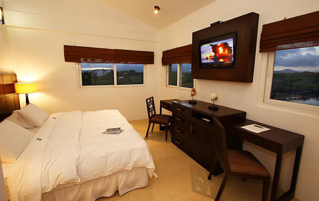 Iguana Crossing Boutique Hotel Puerto Villamil Oda fotoğraf