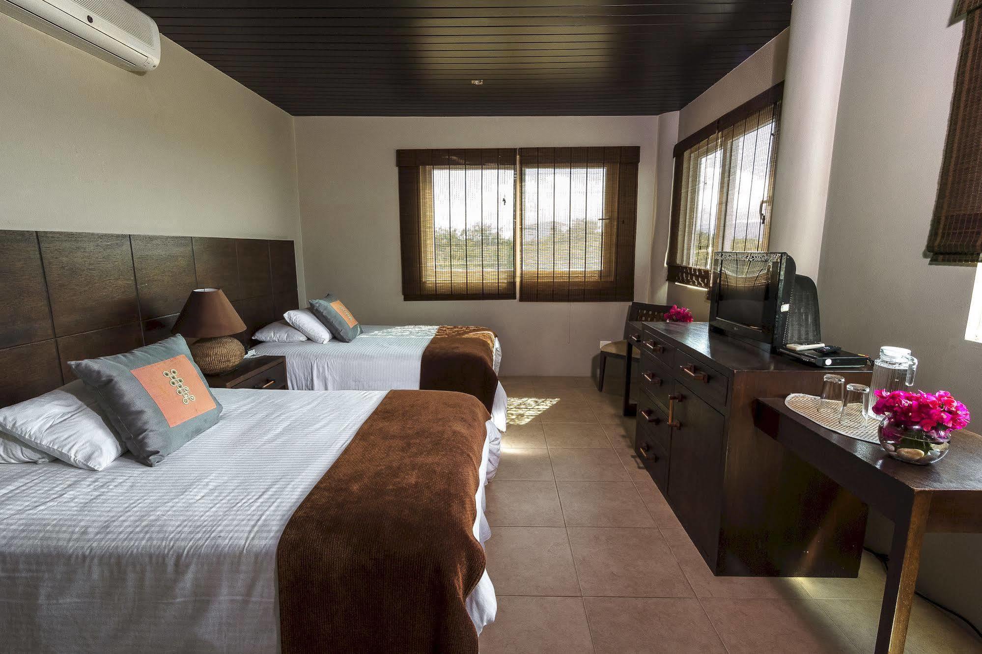 Iguana Crossing Boutique Hotel Puerto Villamil Dış mekan fotoğraf